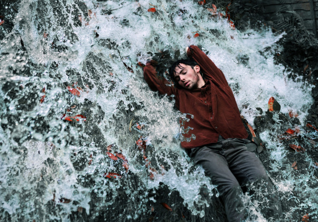 Обои картинки фото мужчины, - unsort, вода, парень, листья, осень, поток