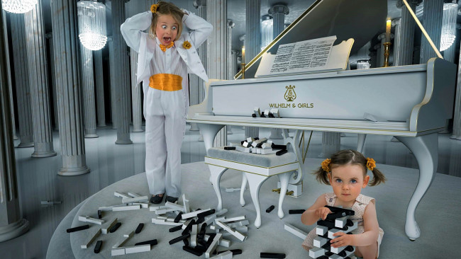 Обои картинки фото юмор и приколы, рояль, девочки, клавиши