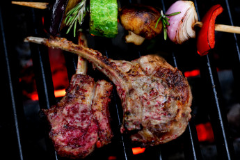 Картинка еда шашлык +барбекю огонь овощи ребрышки