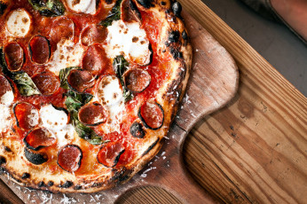 Картинка еда пицца сыр колбаса