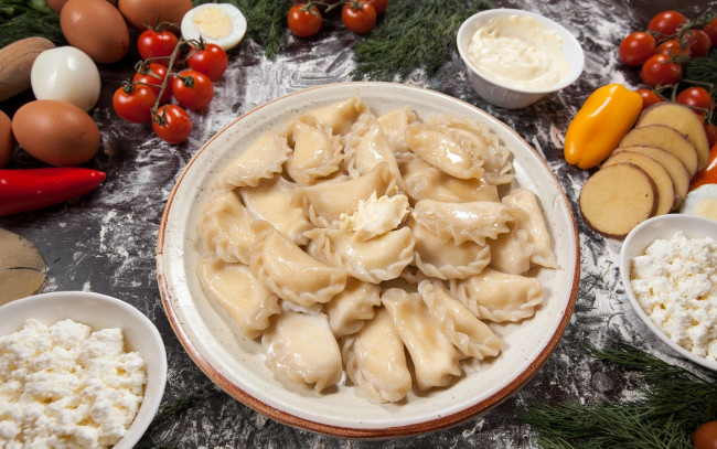 Обои картинки фото еда, пельмени,  манты,  вареники, мука, яйца, томаты, творог, вареники, натюрморт, помидоры