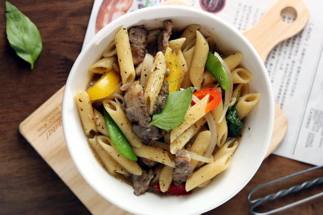 Обои картинки фото еда, макаронные блюда, макароны, паста, перец, базилик