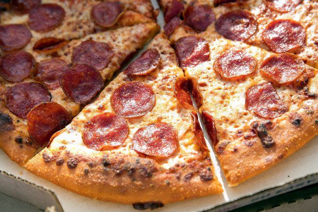 Обои картинки фото еда, пицца, сыр, колбаса