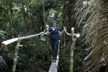 Картинка девушки gemma+arterton платок футболка рюкзак мост