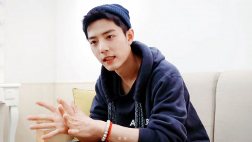 Картинка мужчины xiao+zhan актер шапка толстовка диван