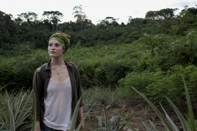 Обои картинки фото девушки, gemma arterton, платок, рубашка, футболка, кусты