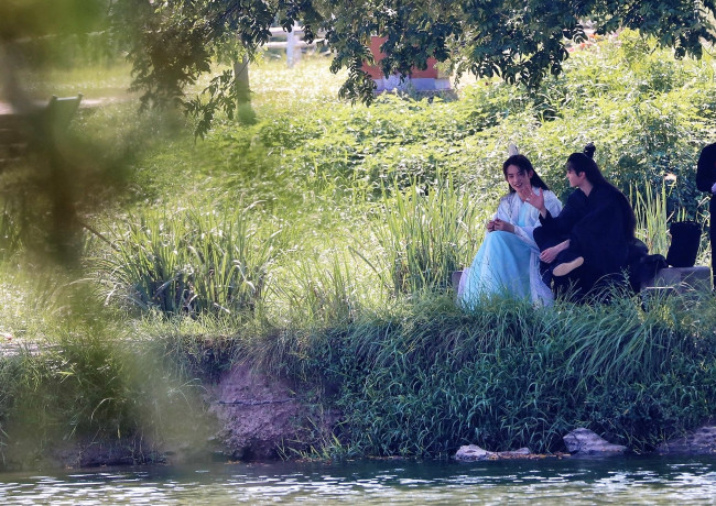 Обои картинки фото разное, знаменитости, актеры, костюмы, трава, берег