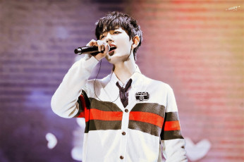 Картинка мужчины xiao+zhan актер кофта микрофон