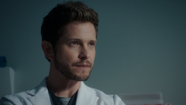 Обои картинки фото кино фильмы, the resident, врач, лицо