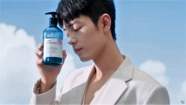 Обои картинки фото мужчины, xiao zhan, актер, пиджак, флакон