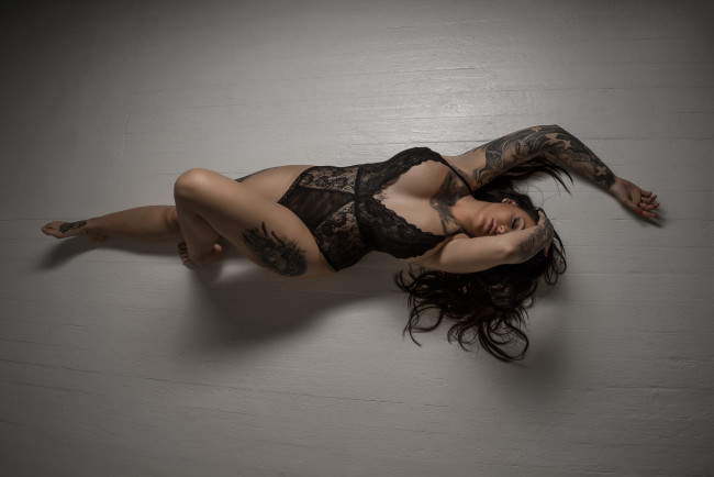 Обои картинки фото бестия, девушки, - брюнетки,  шатенки, девушка, женщина, брюнетка, темноволосая, сексуальная, модель, звезда, позирует, разная, обувь, верхняя, стильная, одежда, нижнее, эротическое, бельё, трусы, лифчик, колготки, чулки, аксессуары, макияж, и, множество, элементов, на, фотографии