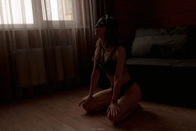 Обои картинки фото бестия, девушки, - брюнетки,  шатенки, девушка, женщина, шатенка, темноволосая, сексуальная, модель, звезда, позирует, разная, обувь, верхняя, стильная, одежда, нижнее, эротическое, бельё, трусы, лифчик, колготки, чулки, аксессуары, макияж, и, множество, элементов, на, фотографии