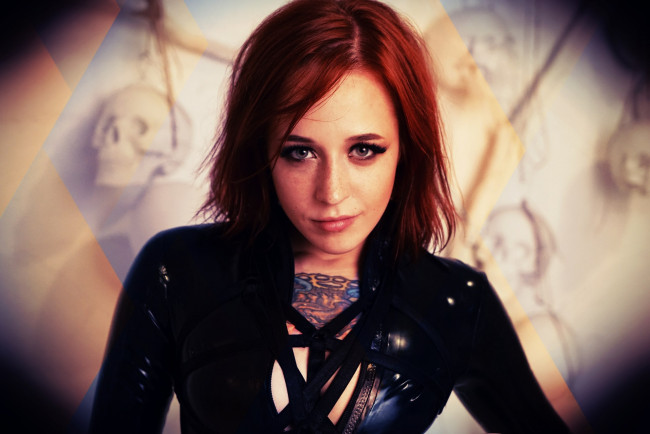 Обои картинки фото девушки, yana sinner , jane sinner, женщины, лицо, портрет, рыжая, тату, веснушки, яна, грешница, латекс, латексная, куртка, yana, sinner