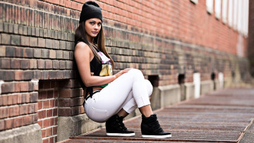 Картинка девушки -+брюнетки +шатенки шатенка шапка топ джинсы стена