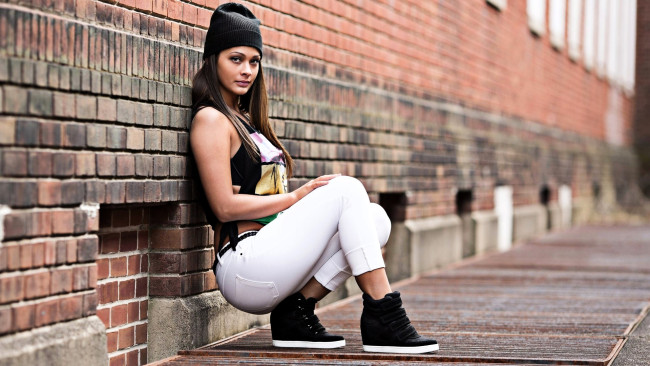 Обои картинки фото девушки, - брюнетки,  шатенки, шатенка, шапка, топ, джинсы, стена