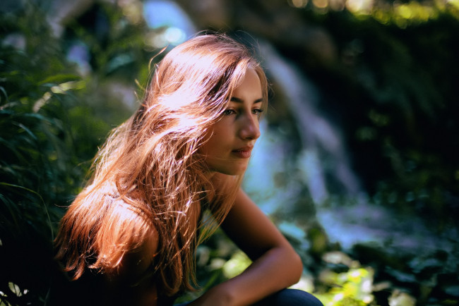 Обои картинки фото девушки, - лица,  портреты, шатенка, лицо, лес, водопад