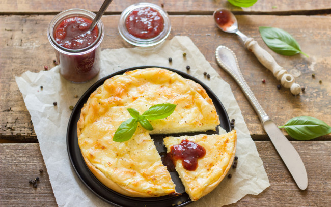 Обои картинки фото еда, яичные блюда, пышный, омлет, базилик, варенье