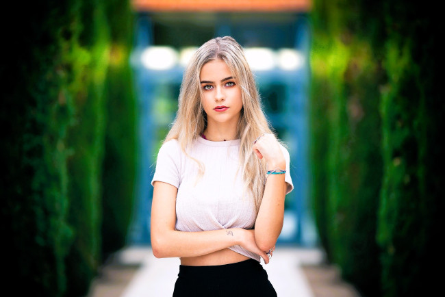 Обои картинки фото девушки, - блондинки,  светловолосые, блондинка, футболка, коридор, деревья