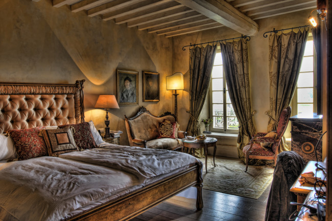 Обои картинки фото интерьер, спальня, картины, кровать, кресла, шторы