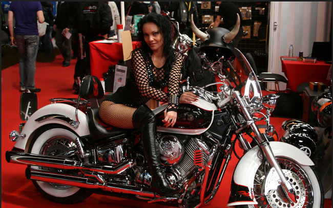 Обои картинки фото мотоциклы, мото, девушкой, сапоги