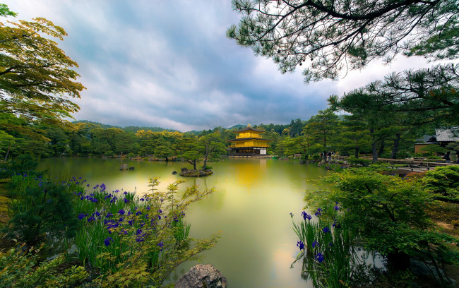 Обои картинки фото golden, pavilion, kyoto, japan, города, буддистские, другие, храмы, temple, киото, Япония, озеро, деревья, цветы, храм, парк, золотой, павильон