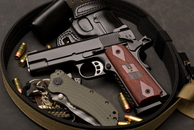 Обои картинки фото оружие, пистолеты, пистолет, нож, пули