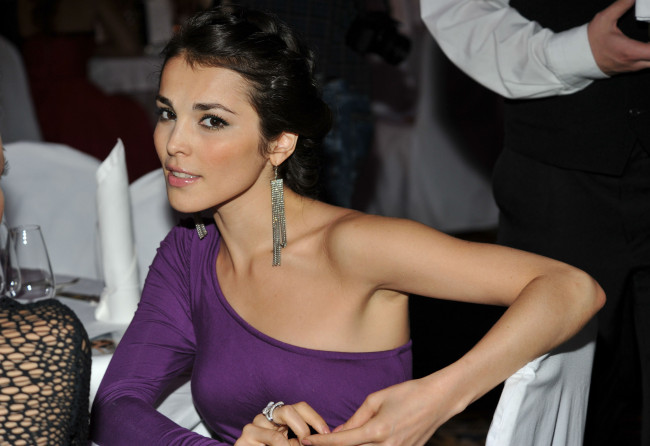 Обои картинки фото сати, казанова, музыка, певица, серьги, застолье