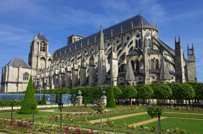 Обои картинки фото города, - католические соборы,  костелы,  аббатства, франция, небо, деревья, бурж, парк, кафедральный, собор, сент-этьен, шер, пейзаж