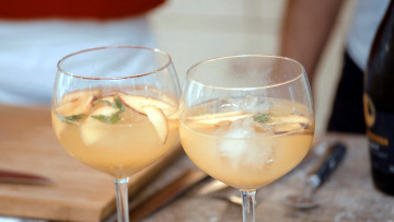 Картинка еда напитки +коктейль дольки яблочные лед коктейль бокалы