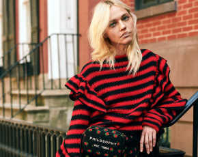 Картинка девушки саша+пивоварова модель блондинка свитер дома