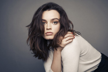 Картинка девушки emma+mackey актриса шатенка свитер