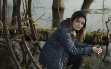 Картинка the+winter+lake кино+фильмы -unknown+ другое emma mackay куртка лес озеро