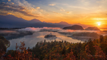 Картинка города блед+ словения горы озеро остров туман закат