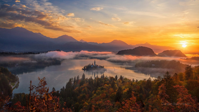 Обои картинки фото города, блед , словения, горы, озеро, остров, туман, закат