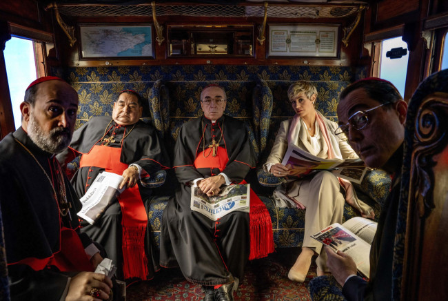 Обои картинки фото кино фильмы, the new pope , сериал, кардиналы, женщина, вагон