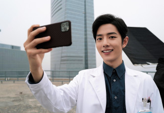 Картинка мужчины xiao+zhan актер костюм телефон крыша