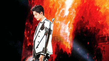 Картинка мужчины xiao+zhan актер певец микрофон пиджак сцена