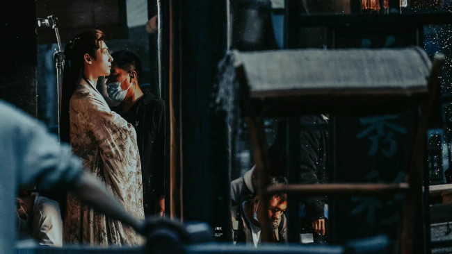 Обои картинки фото мужчины, luo yunxi, актер, стафф, костюм, декорации