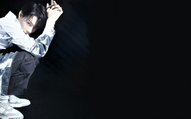 Обои картинки фото мужчины, wang zhuocheng, актер, кроссовки