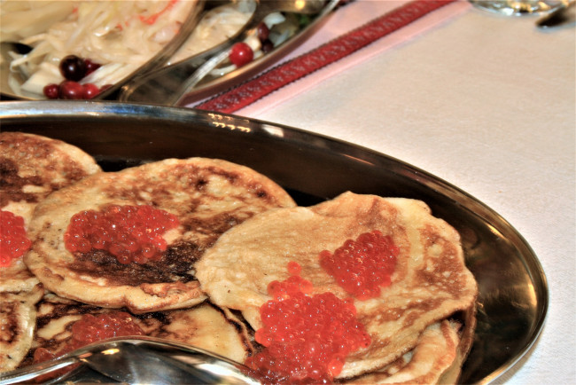 Обои картинки фото еда, блины,  оладьи, оладьи, икра