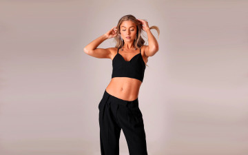 Картинка девушки tara+goddard русая топ брюки