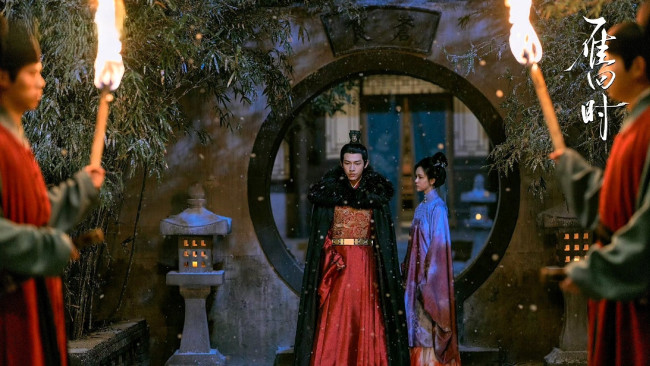 Обои картинки фото кино фильмы, the glory, пара, слуги, охрана, факелы, дворец, арка