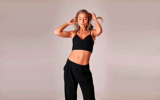 Обои картинки фото девушки, tara goddard, русая, топ, брюки