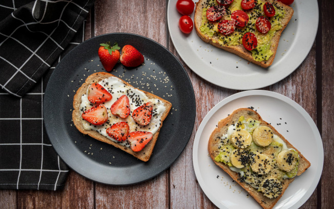 Обои картинки фото еда, бутерброды,  гамбургеры,  канапе, тосты, клубника, помидоры, бананы