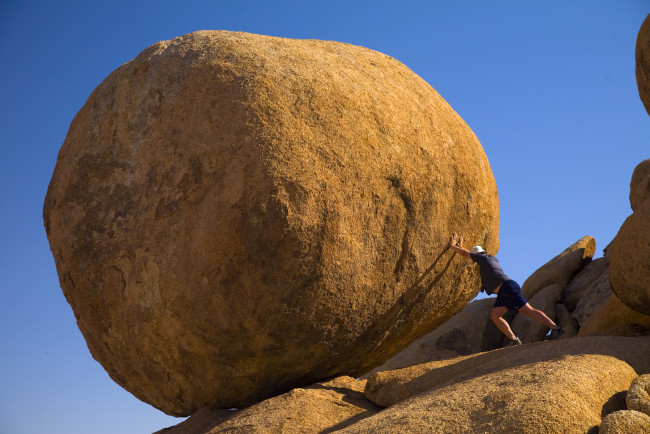 Обои картинки фото природа, камни, минералы, огромный, камень, человек