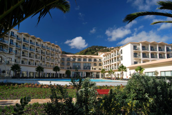 Картинка португалия madeira санта круш города здания дома клумбы цветы бассейн гостиница санта-круш парк