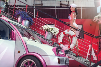 Картинка автомобили авто девушками трап круг ведро цветы туфли пилотка фары