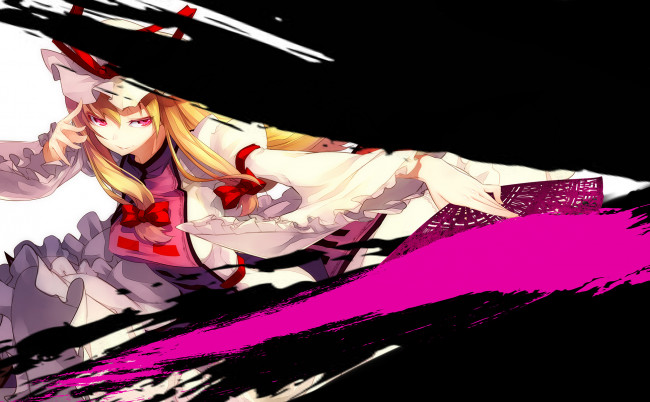 Обои картинки фото аниме, touhou, шляпка, блондинка, веер, полосы, красные, глаза, арт, девушка, черные, розовая