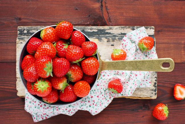 Обои картинки фото еда, клубника,  земляника, ковшик, ягоды