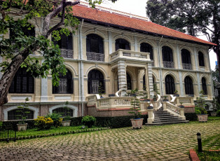 Картинка города -+здания +дома цветы трава дерево